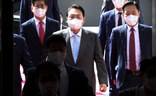 윤석열 대통령이 16일 추경안 시정연설을 하기 위해  국회의사당에 들어서고 있다. 국회사진기자단=연합뉴스